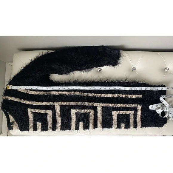 SOLD 🚫 Dex • Fuzzy thick black long sleeve shirt with cream design 🖤 - Picture 8 of 10